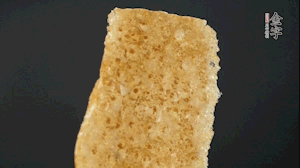 油炸豬皮冷水泡發(fā)，切成菱形。