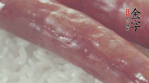 關(guān)上蓋子，煮到米飯露出時。