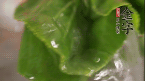 小青菜從根部掰開，分別洗凈。