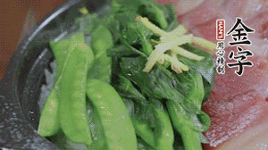 燜好的米飯開蓋，放入菜心、荷蘭豆，澆上調(diào)味汁拌勻。