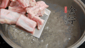 剁成塊狀的排骨洗凈，放入沸騰的鍋中，加姜片汆燙，2分鐘后撈出備用。