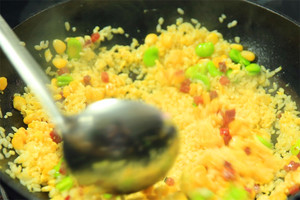 然后加入炒好的食材混合均勻，炒熟即可。出鍋前加少許黑胡椒、鹽和蔥花就可以啦?。?！