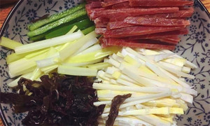 黑木耳泡發(fā)，黑木耳、韭黃、雷筍、青椒切成絲。