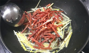 火腿絲、筍絲、黑木耳絲汆水后，瀝干。