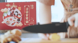 將處理好的老鴨放入冷水鍋中，丟入姜片，冷水煮沸去腥。