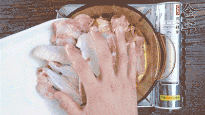 加料酒、蔥姜焯水2分鐘，清洗備用。