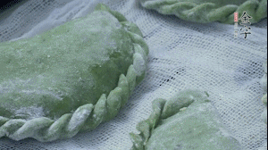 【制作】2.蒸架上墊浸濕的屜布，再放上清明果，大火蒸10~15分鐘，完成，出鍋啦！