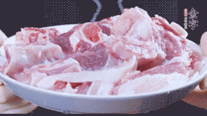 新鮮羊肉冷水入鍋，加姜片、清水焯水，除去血沫。