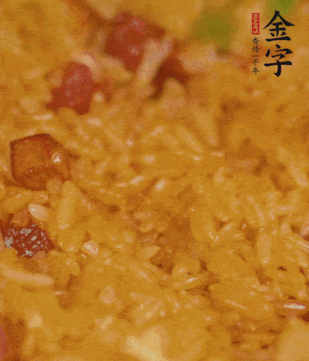 放一撮鹽、生抽少許，倒入炸好的芋頭。最后撒蔥花、蒜末翻炒均勻。