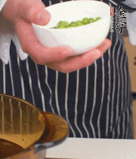 胡蘿卜、豌豆和干花菇焯水。
