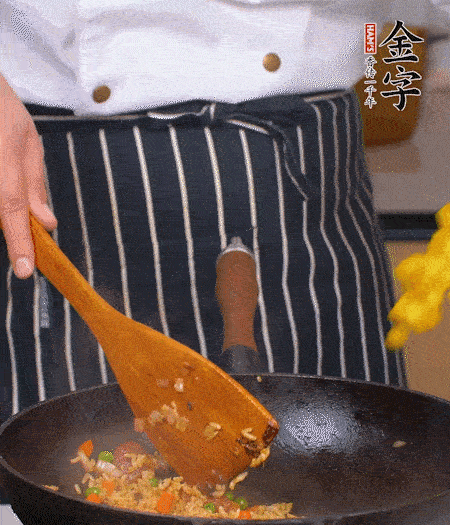 加咖喱塊、少許鹽、白糖調(diào)味，炒至咖喱塊融化后，倒米飯，翻炒至每粒米飯都包裹上咖喱，再放黃椒、青椒粒，出鍋前加菠蘿粒和小蔥翻拌均勻。