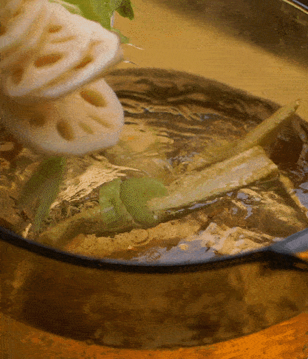 把玉米筍（對(duì)半切開(kāi)）、西芹（切斜片）、蓮藕（切片），放入開(kāi)水鍋內(nèi)，加點(diǎn)少許鹽、油，汆燙2分鐘。