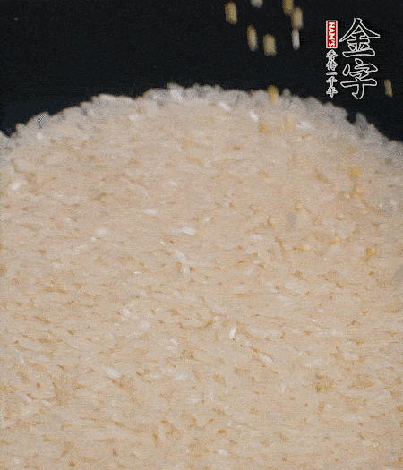 大米和小米一起燜成米飯。
