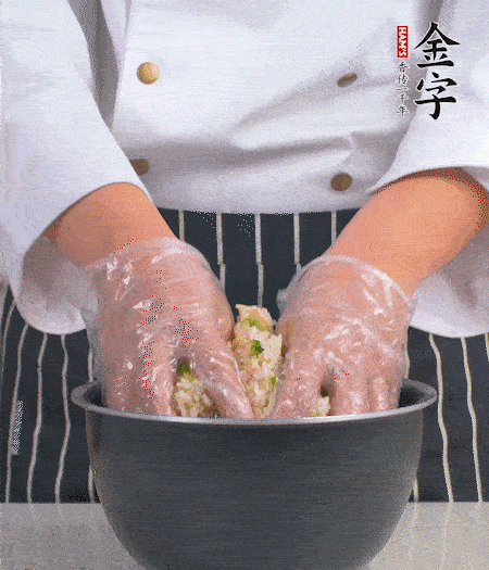 米飯中放西蘭花碎、咸肉丁，加少許黑胡椒、十來滴橄欖油拌勻。