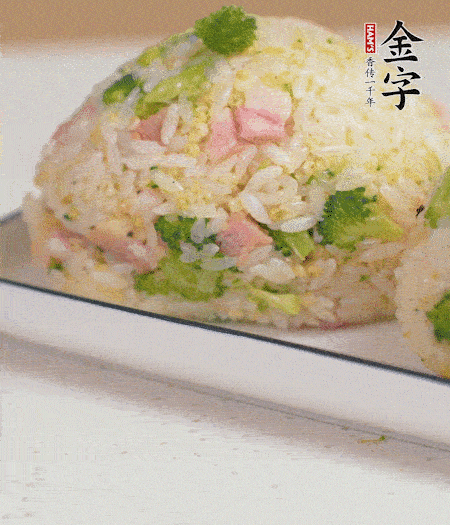 拌好的飯攥成飯團(tuán)。