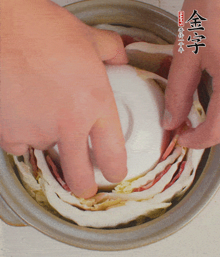 寬度剛好是鍋的高度?？垡粋€(gè)小碗更有助于幫助造型。