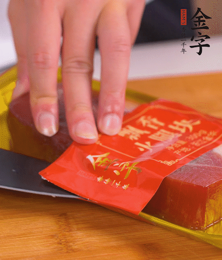 金字火腿切片，生姜切絲，蔥白切末。