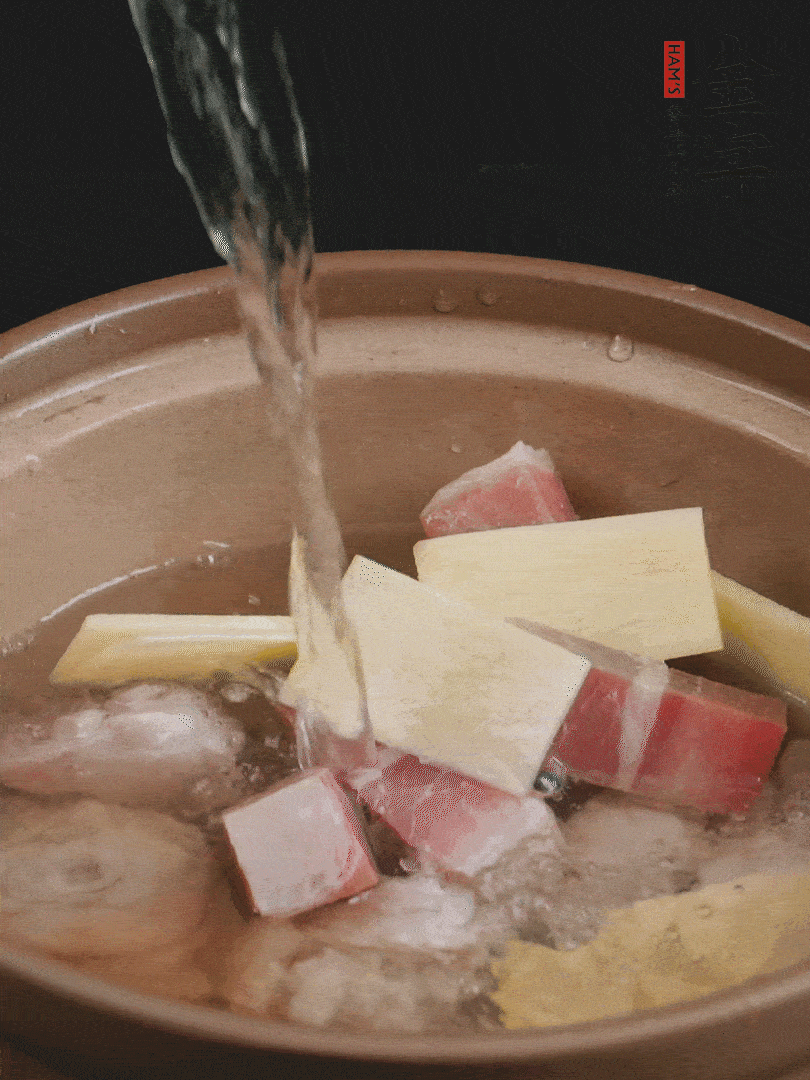 雞塊、火腿、姜片加適量料酒、清水燉80分鐘。