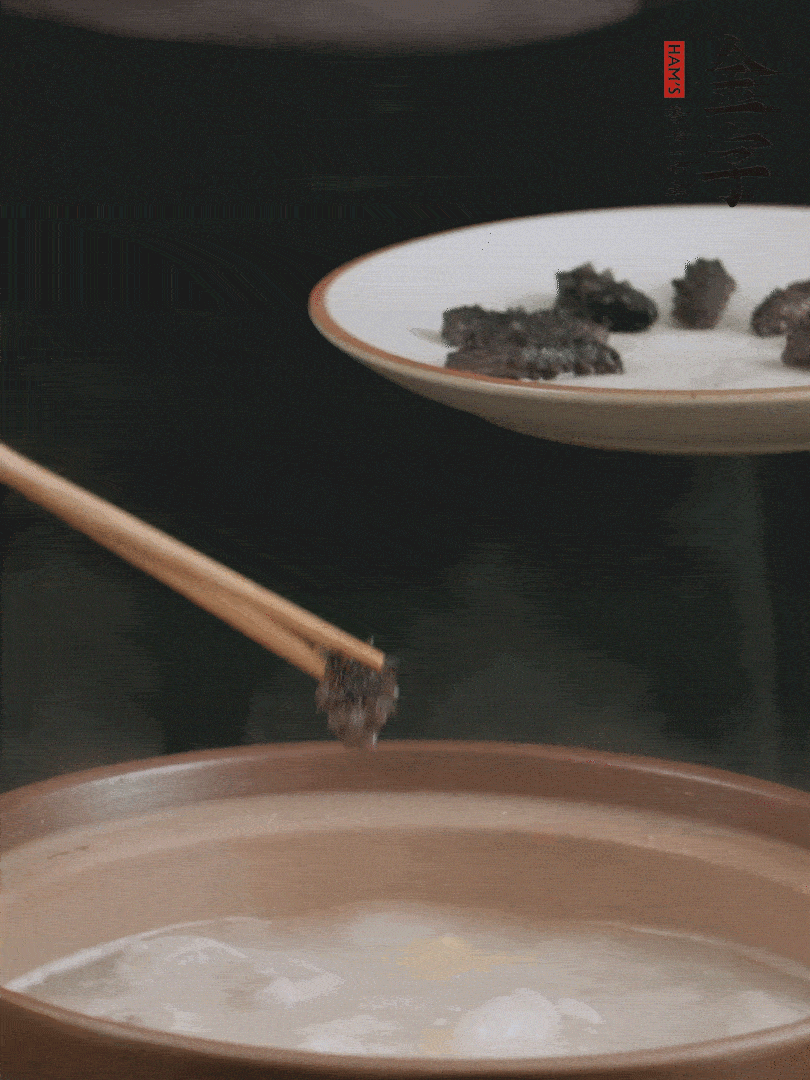 期間雞湯燉到80分鐘時，加小海參再燉10分鐘。