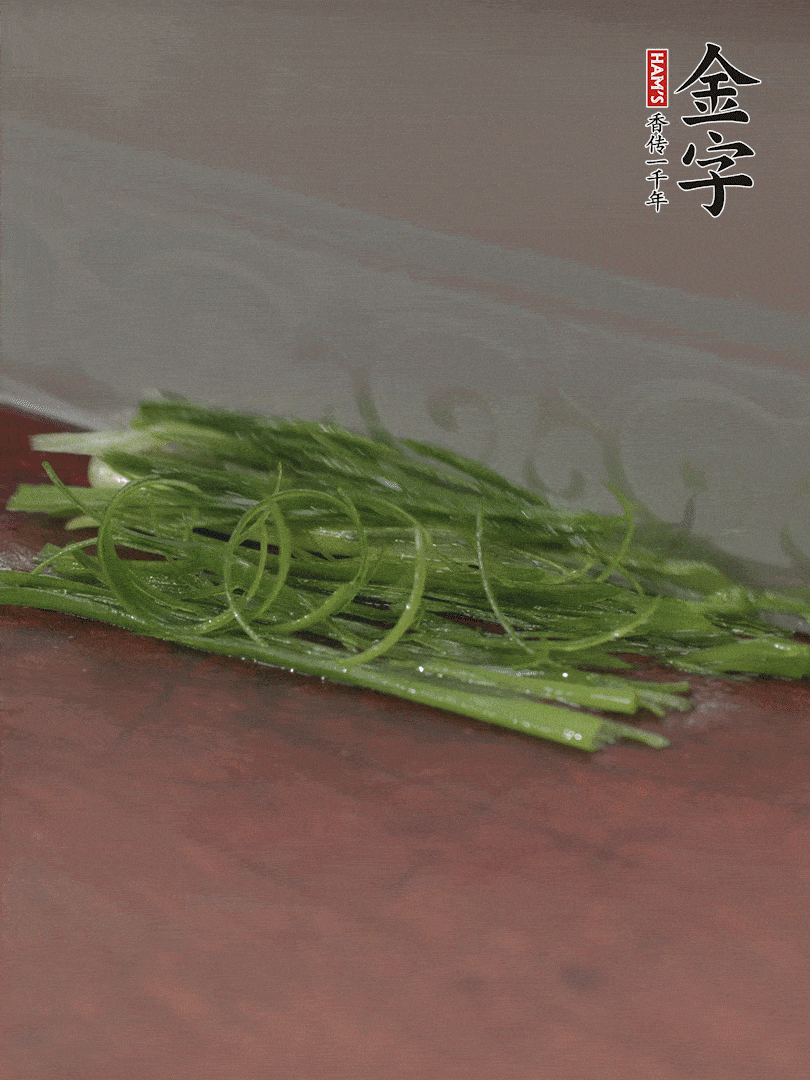生姜切薄片，紅椒切細(xì)絲，小蔥蔥綠切細(xì)絲，泡入冰水中保持新鮮。