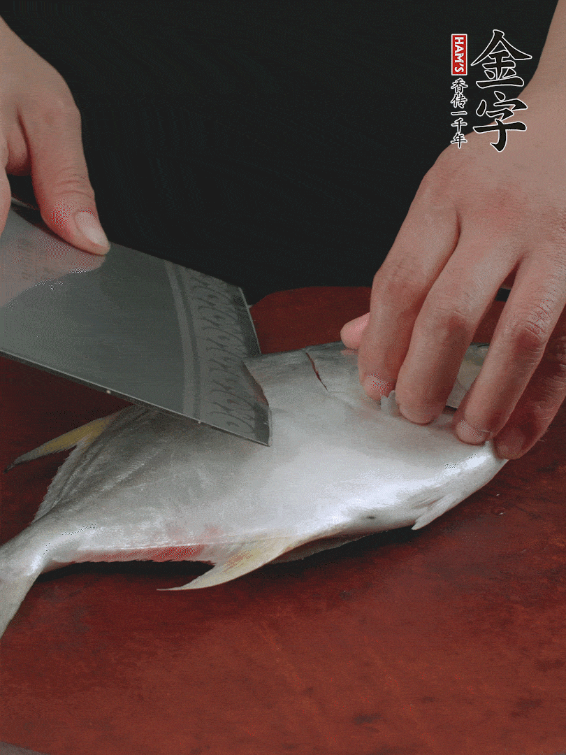 處理干凈銀鯧魚(yú)1條，表面斜刀切出花刀。