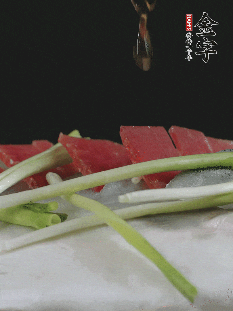 蔥白置于魚(yú)身，放適量豌豆，淋上花雕酒。