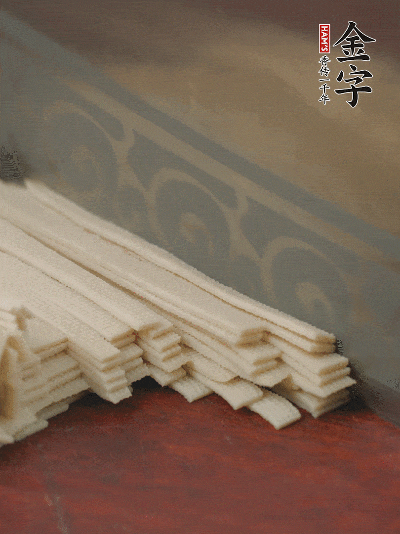 燉火腿期間，千張切細(xì)絲，白蘿卜去皮切細(xì)絲，蒜葉切細(xì)丁。
