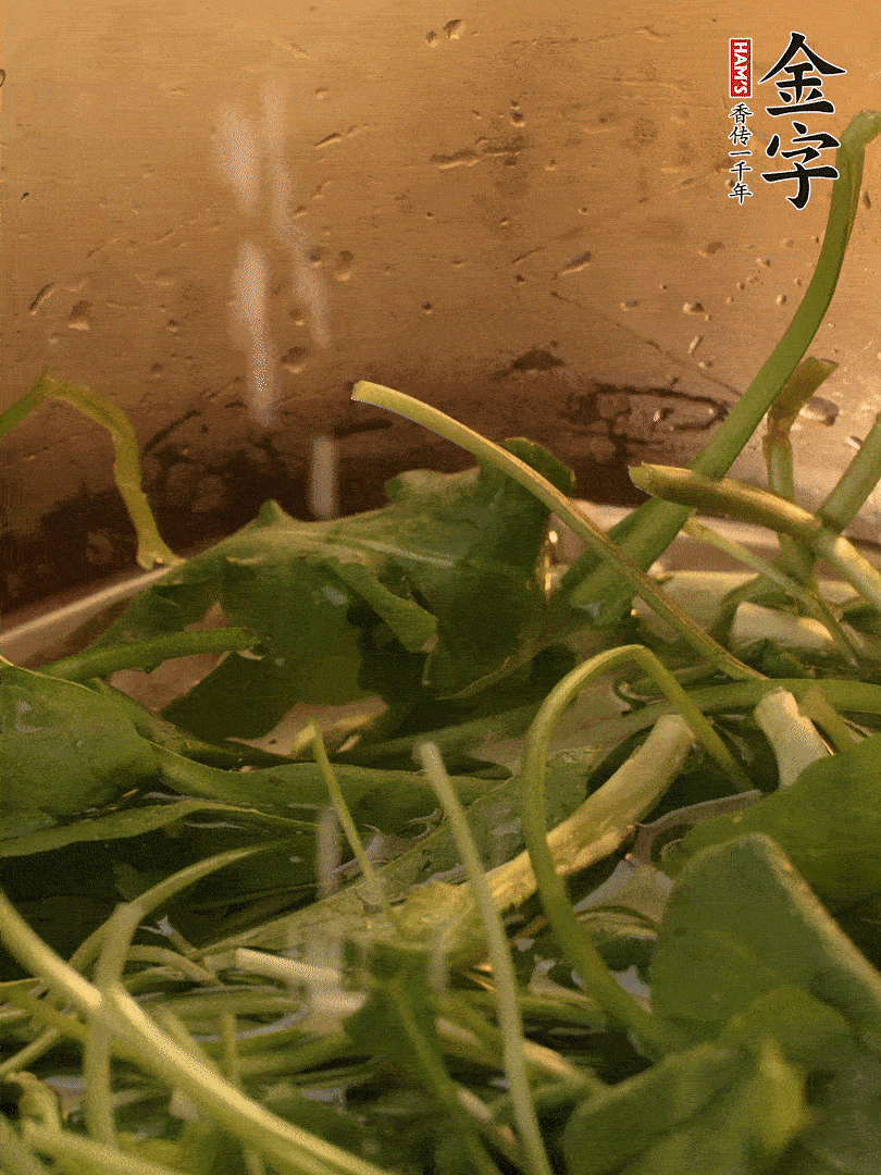 薺菜去掉根部，加小蘇打、鹽熱水沸騰燙軟。