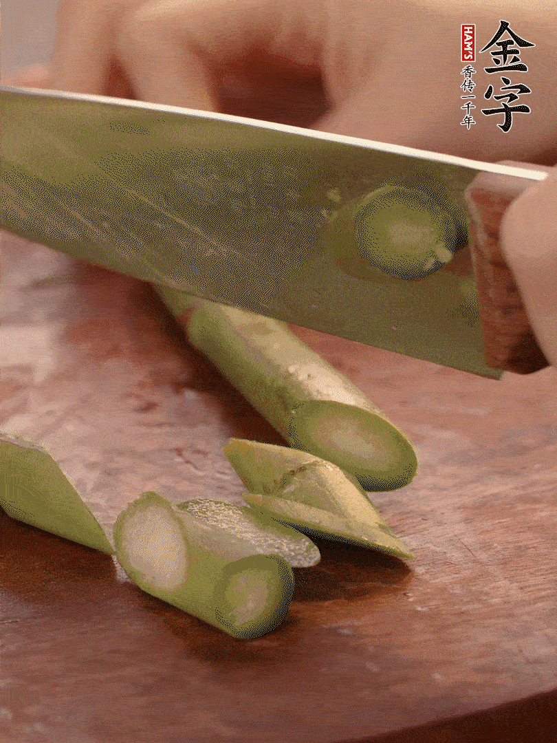 蘆筍去掉底部老的部分，斜切成段。白玉菇去掉根部，日本豆腐切成圓厚片。