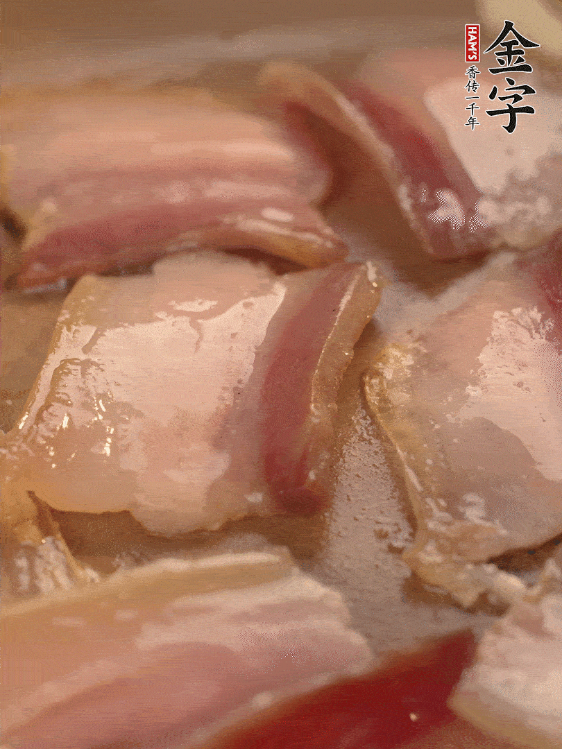 鍋中熱油煸香大蒜、咸肉。