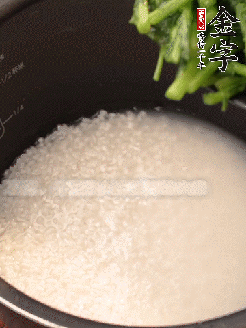 茼蒿、香腸放入浸泡好的大米，水沒過大米半指煮熟。
