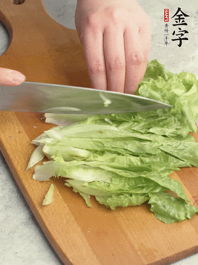 胡蘿卜、生菜、黃瓜切絲。