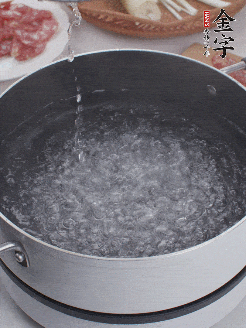 春筍去殼切片，焯水3分鐘。