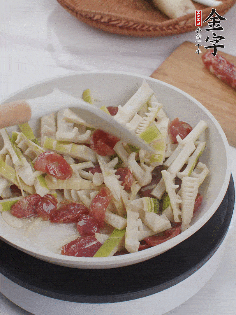 下春筍翻炒均勻，一小撮鹽調(diào)味。
