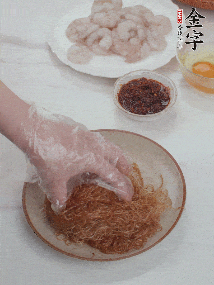 粉絲泡軟后，入沸水煮10秒，撈出后加1/2勺老抽、1/2勺食用油挑松。