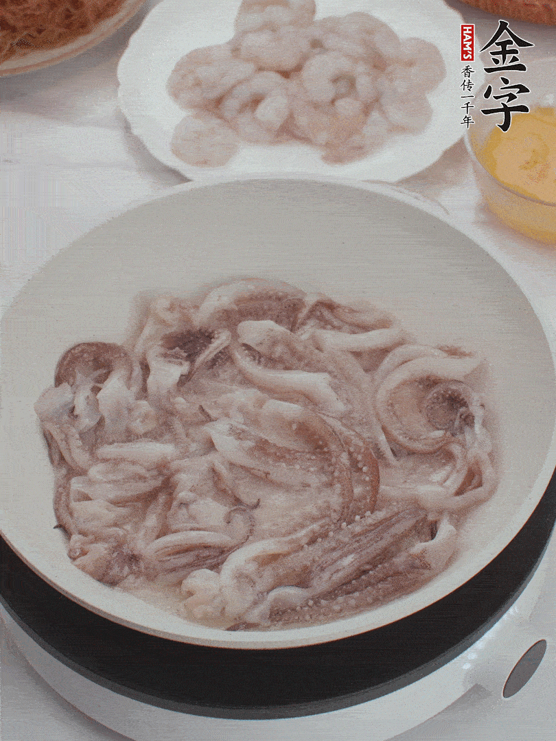 蝦仁、魷魚滑油，蛋液炒制半熟。