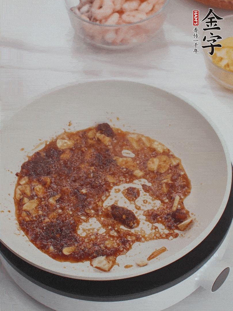 冷鍋熱油，1大勺金字火腿XO醬、蒜末炒香，倒粉絲一起炒。