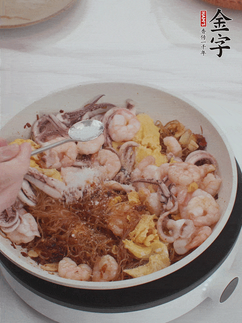 加雞蛋，蝦仁，魷魚混合。
