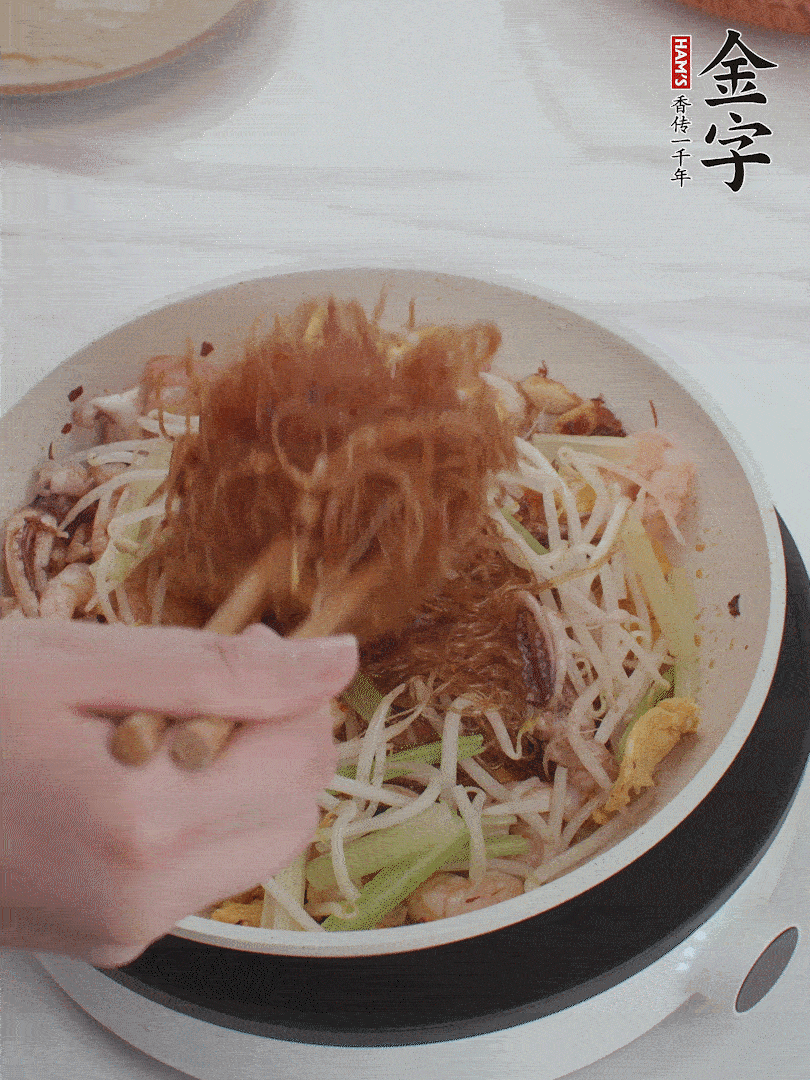 放焯好水的香芹、豆芽翻炒挑松。