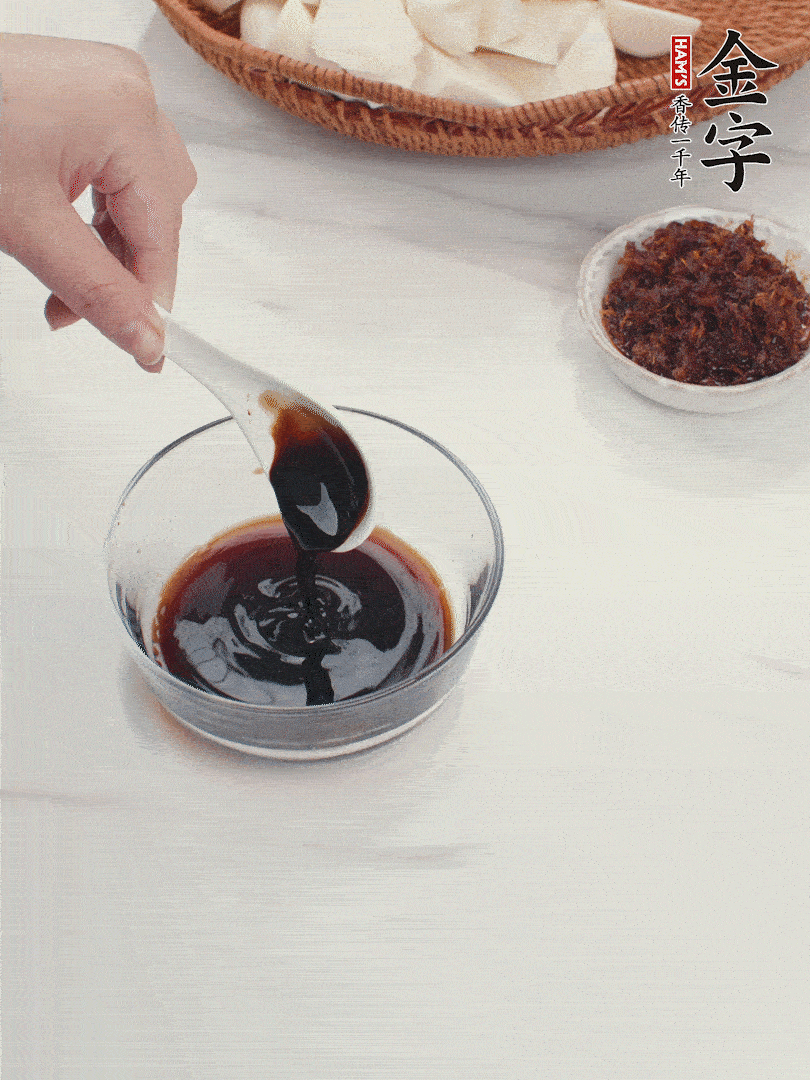 將生抽、老抽、黃酒和白砂糖在小碗里調(diào)成味汁。