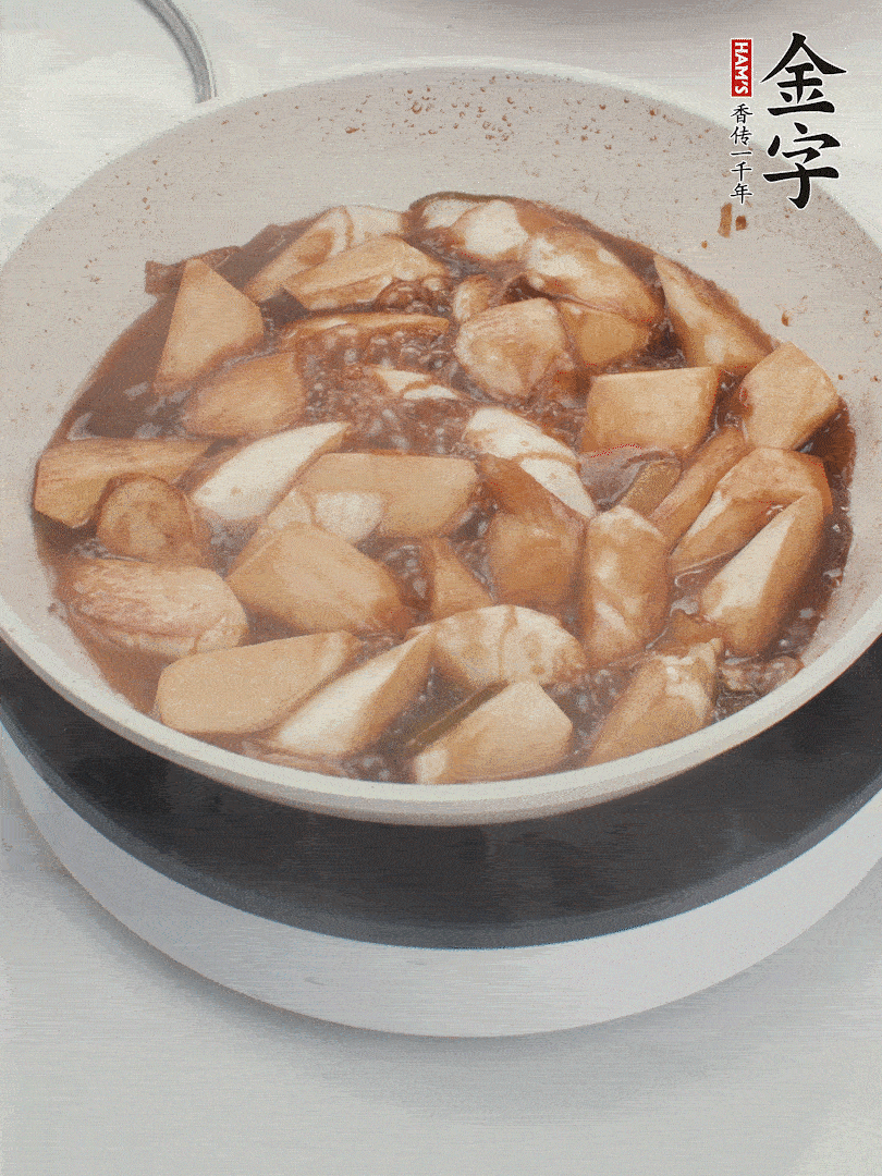 待茭白煸到微微發(fā)黃加入調(diào)好的味汁翻炒。加一小碗清水蓋蓋子燜3-4分鐘。