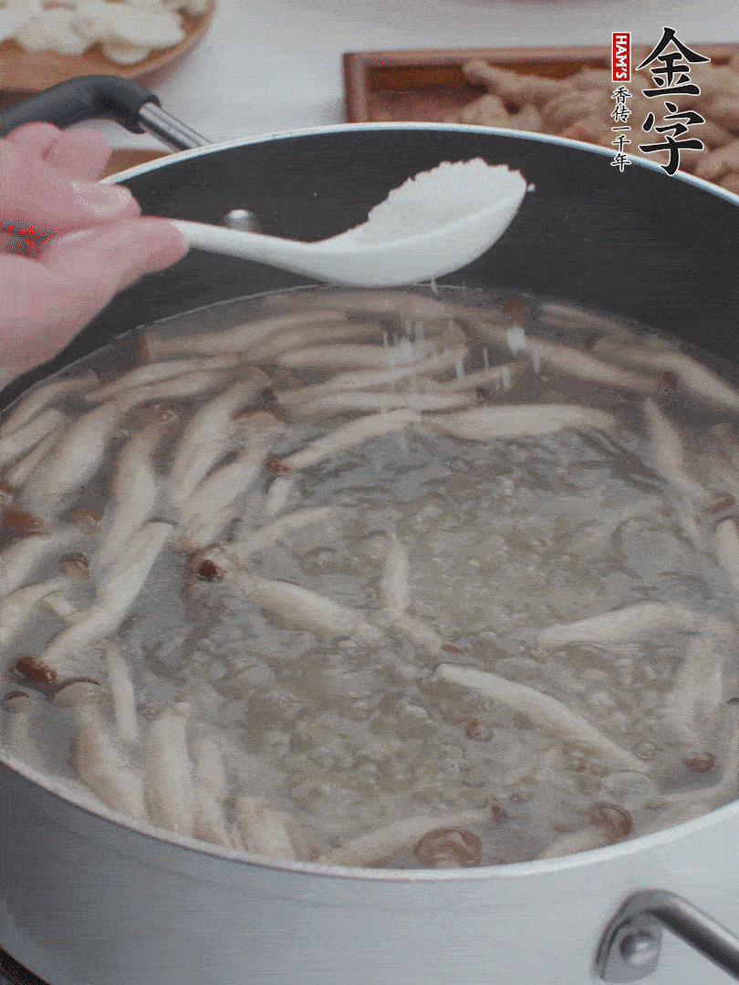 1勺鹽、一點胡椒粉調(diào)味。