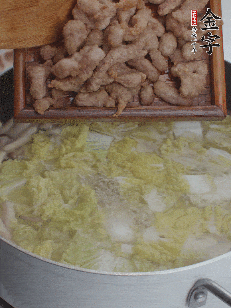 水開后煮10分鐘，下娃娃菜、小酥肉煮3分鐘。