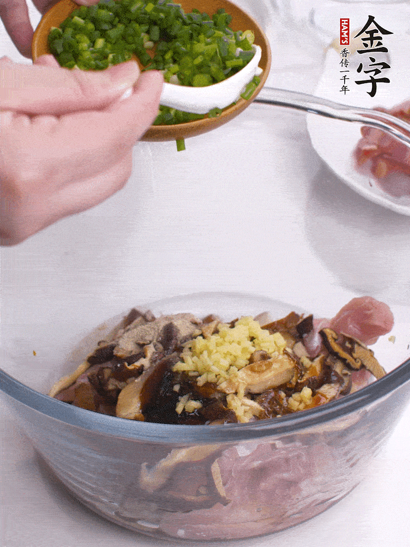 雞肉、香菇混合，加清水1/3杯、料酒1勺、蠔油1勺、鹽1勺、糖1/4勺、白胡椒1/4勺、食用油1勺、香油1/4勺、姜末、蔥花，攪拌均勻腌制2小時(shí)。
