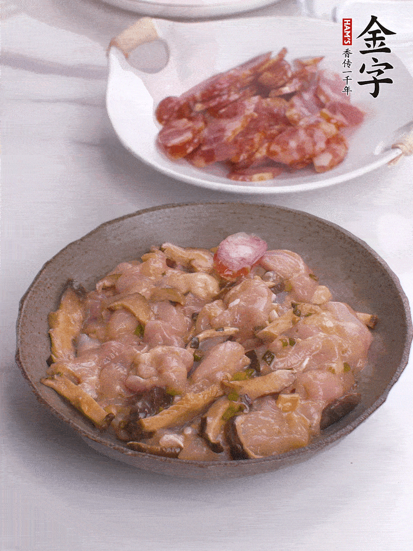 腌制后，雞肉中加淀粉1勺，頂部碼上香腸片。
