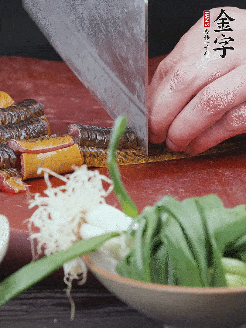 黃鱔去內(nèi)臟洗凈，切花刀斬段。沸水下鍋，加黃酒焯水去血沫。