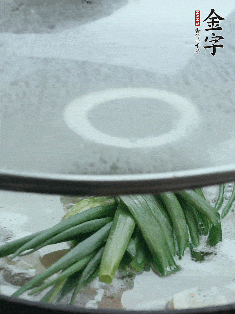 加蔥結(jié)去腥，大火開(kāi)后中火燒20分鐘。