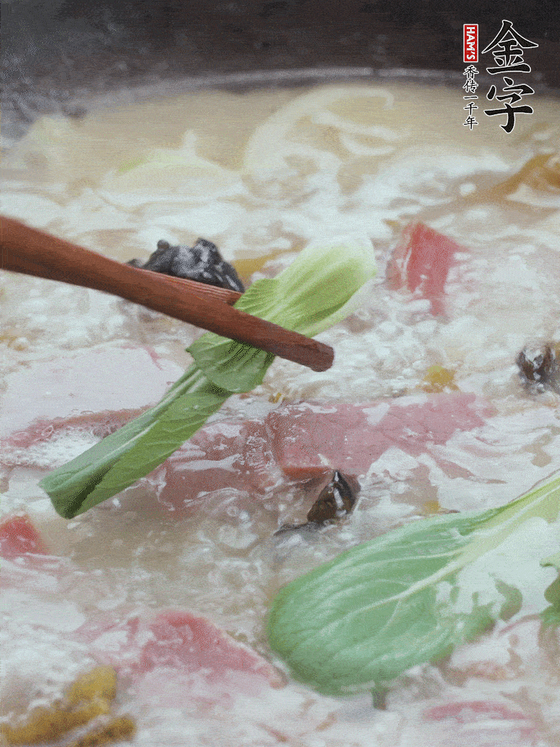 撈出蔥結(jié)，小菜心點(diǎn)綴。
