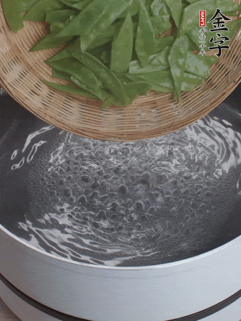 甜豆莢撕掉老筋，斜切兩半，焯水1分鐘。