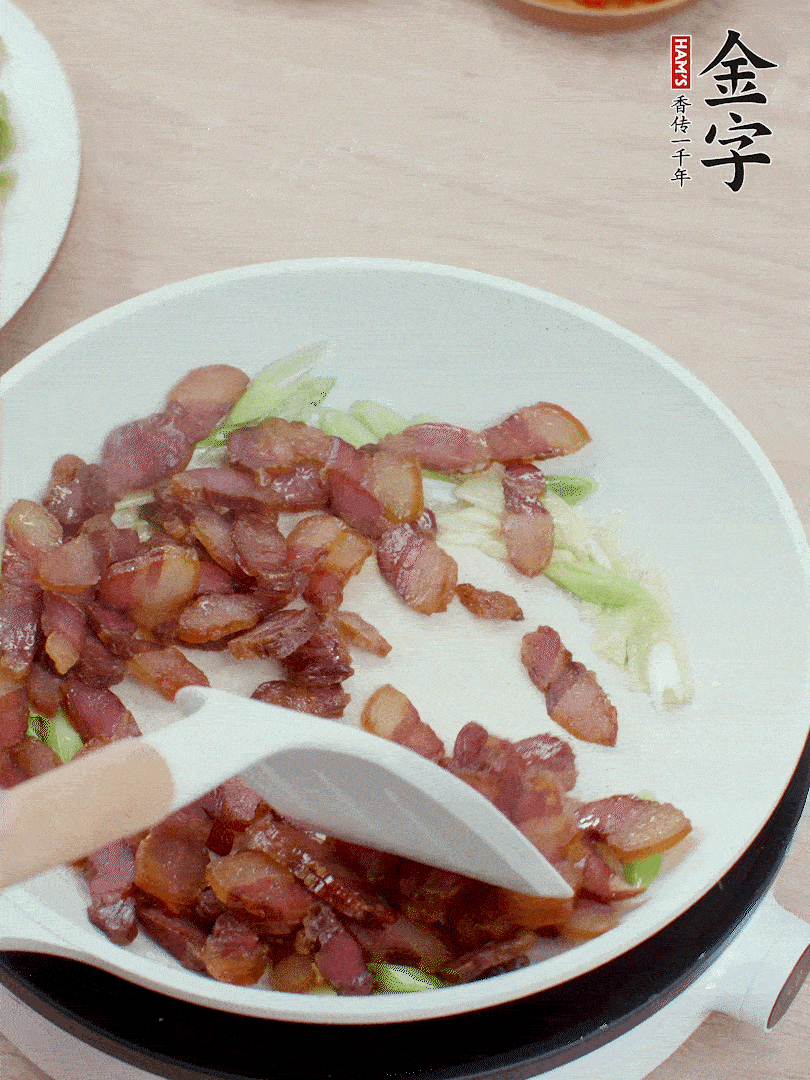 鍋中少許油，姜、蒜白爆香，下臘肉煸出油脂。